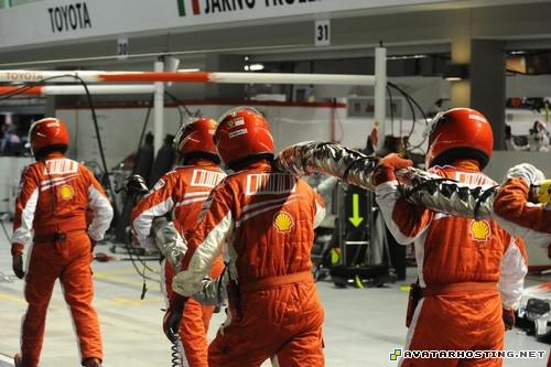 Tim Ferrari picture ferraripitcrewcarryingfuelhose