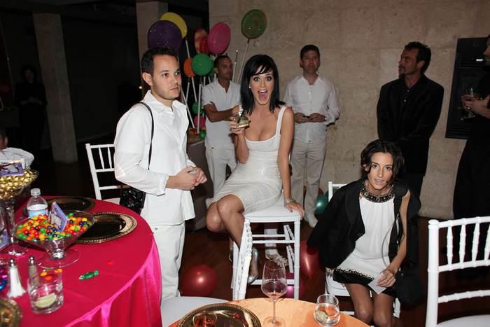 photo moore prints image hosting system 20091026katyperrybirthdayphotos038