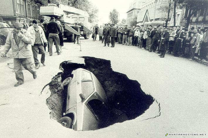 car in a hole russia_72